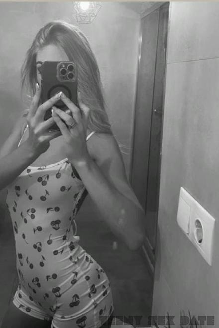 Chloe TEEN BLOND TEEN COME IN MOUTH Schweiz, Neuenburg