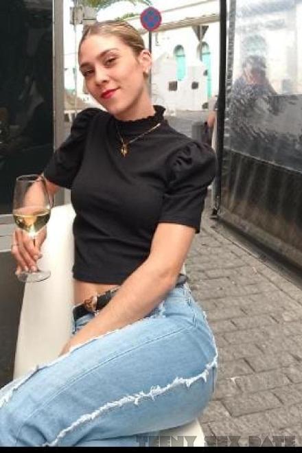 Chloe TEEN BLOND TEEN COME IN MOUTH Schweiz, Neuenburg